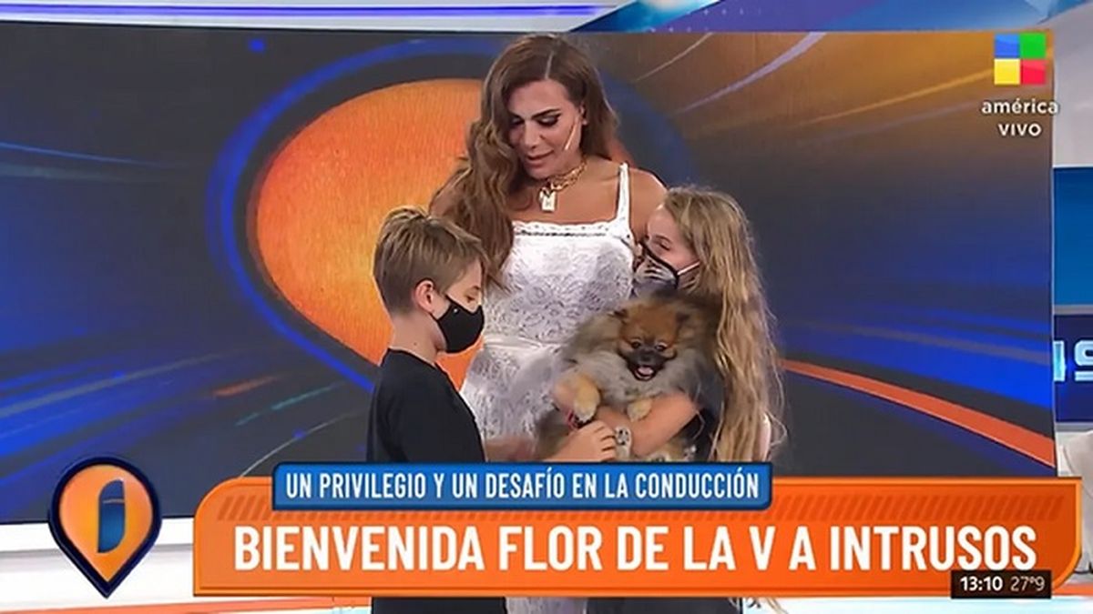Flor de la V junto a sus hijos, Paul e Isabella, en Intrusos (América TV). 