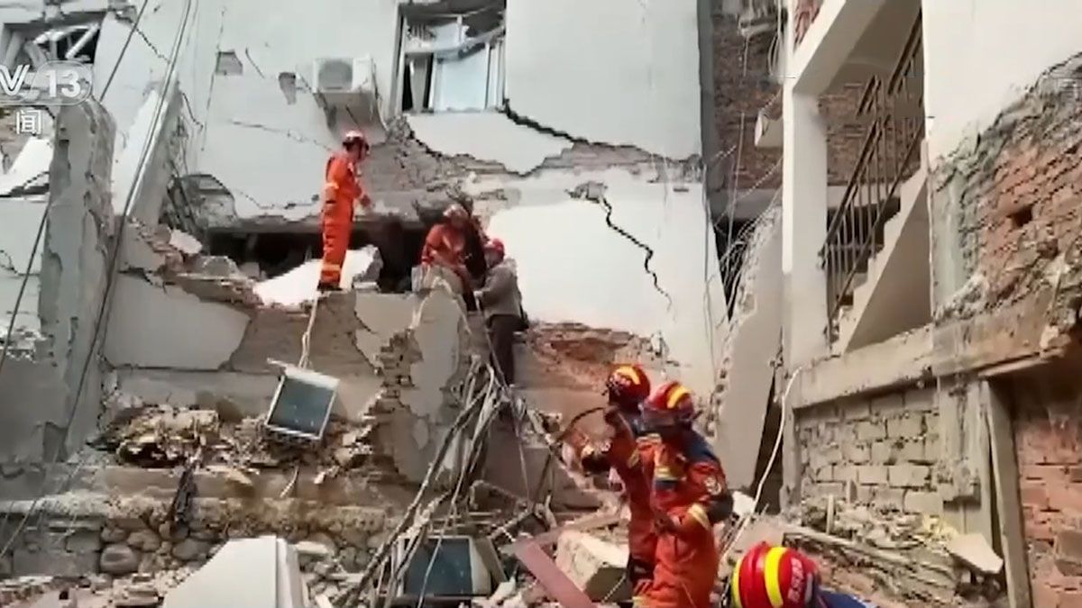 Los rescatistas siguen trabajando entre los escombros en Chengdu