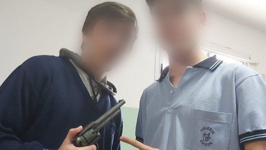 Difunden el video de unos alumnos apuntándole por la espalda a un profesor en clase