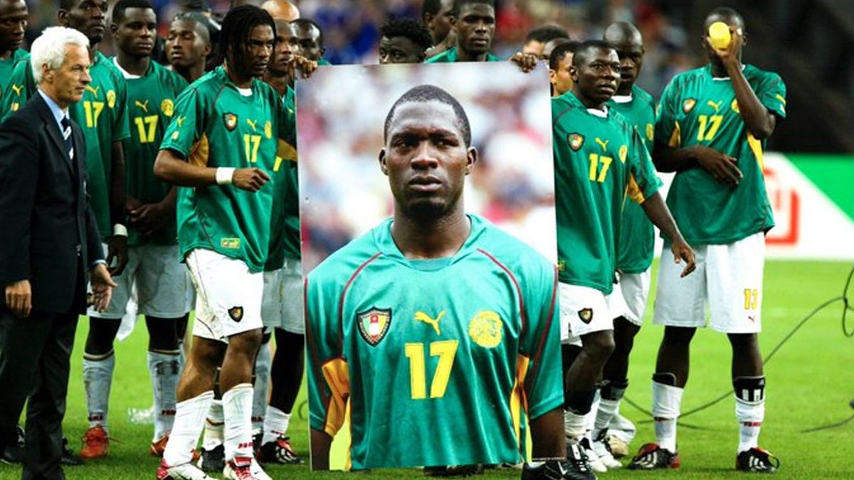 El plantel de Camerún en la copa confederaciones de 2003. Salió a jugar la final ante Francia con la imagen de su compañero muerto de un infarto jugando las semifinales. (Foto: Gentileza Marca)