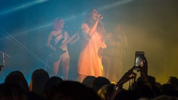Jimena Barón la rompió en Uruguay con La Tonta