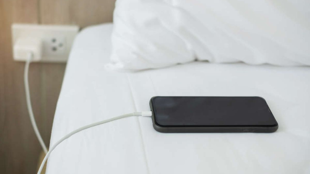 Cargar el celular en la cama aumenta el riesgo de incendios por sobrecalentamiento. Foto: Internet.