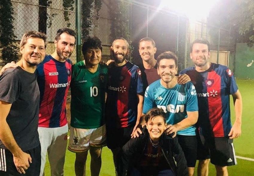 Evo Morales jugó un partido de fútbol 5 en  Colegiales y revolucionó el barrio porteño