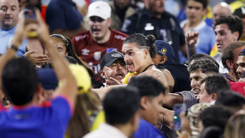 Batalla campal de Uruguay: Darwin Núñez y otros jugadores a las piñas con hinchas colombianos