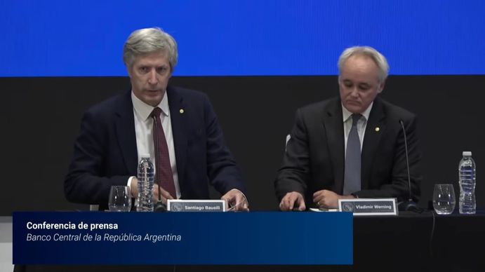Mientras el Central no prevé levantar el cepo a las empresas, el Gobierno espera un waiver del FMI
