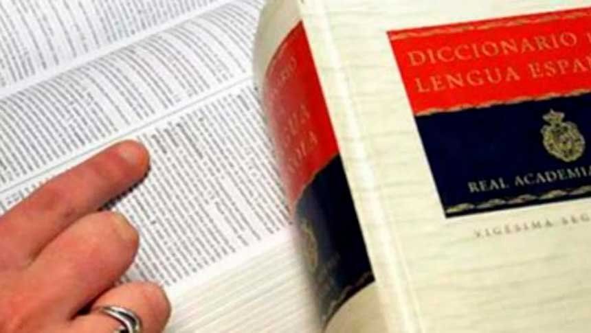 La RAE sigue rechazando el lenguaje inclusivo pero permitirá el uso de “yutubero”, “guasap” y “jáquer”