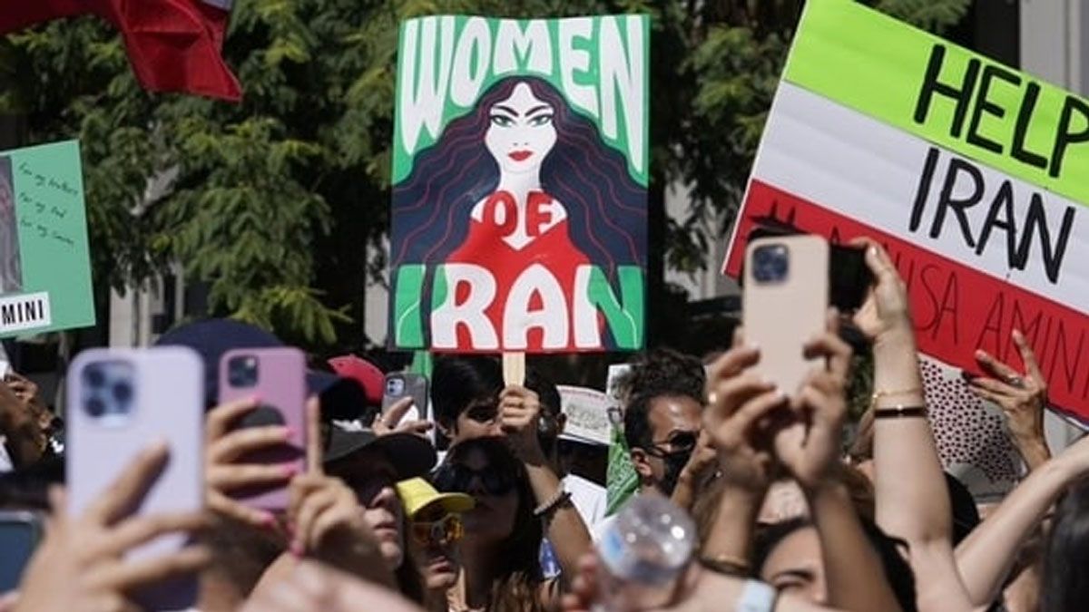 Protestas en Irán con carteles inglés para atraer la atención del mundo sobre la discriminación de la mujer (Foto: AP)