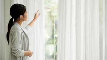 Rociar vinagre en las cortinas en casa: para qué sirve este truco y cómo usarlo correctamente