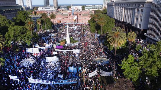 Día de la Lealtad: la militancia peronista celebró con un acto en la Plaza de Mayo