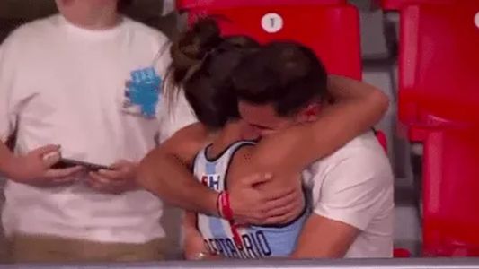 Las Leonas, finalistas: el emotivo abrazo entre Agustina Albertario y Lucas Alario