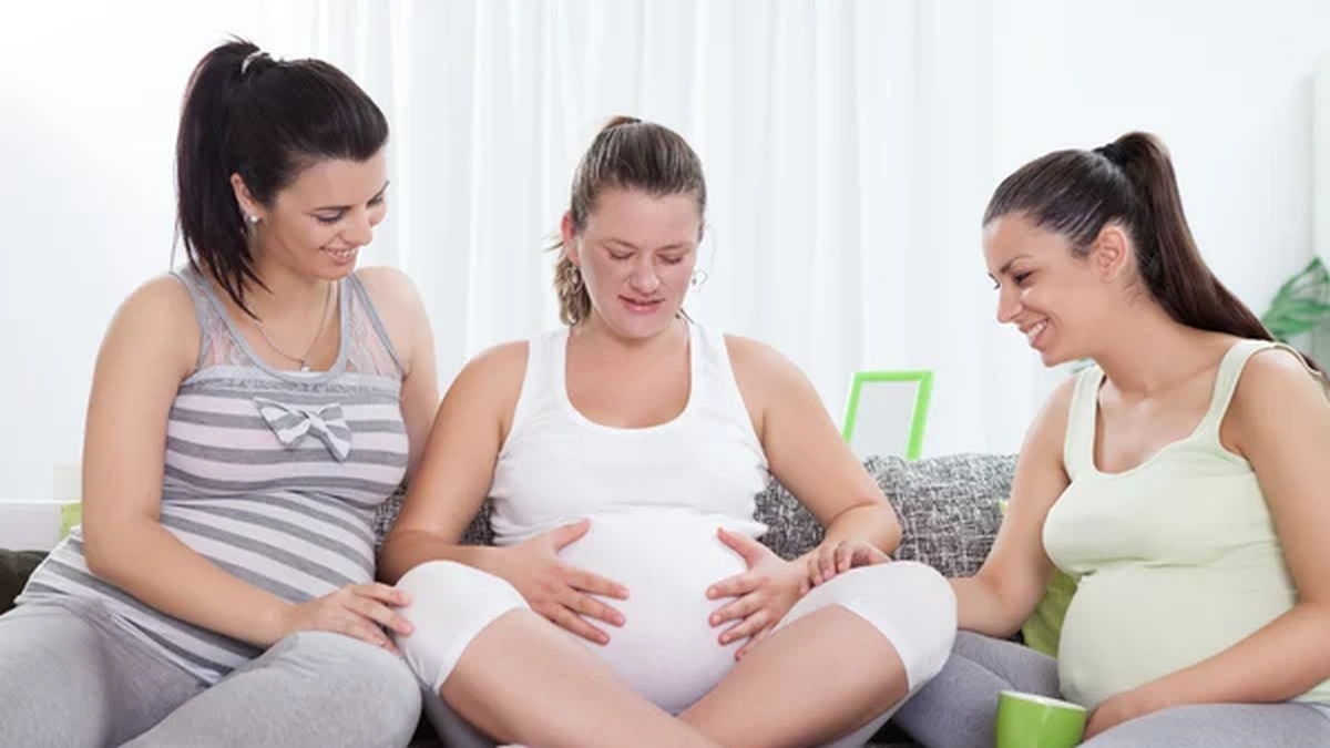 Un abrazo entre amigas en un sue&ntilde;o que transforma: el v&iacute;nculo, la sorpresa y la ternura conviven en este s&iacute;mbolo on&iacute;rico. Foto: Internet/Sue&ntilde;o.