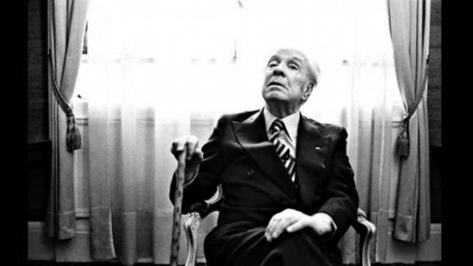 Borges para todos, a 120 años de su nacimiento: 5 obras sobre el tiempo, el espacio, el humor y el destino