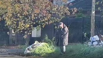 La mujer que vive hace 4 años en la calle y acumula contra un paredón