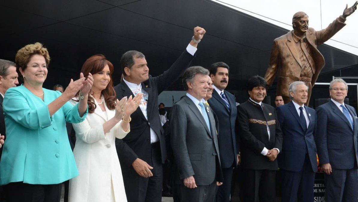 Retiraron una estatua de Néstor Kirchner de la sede de la Unasur en Ecuador porque era “un símbolo de la corrupción”