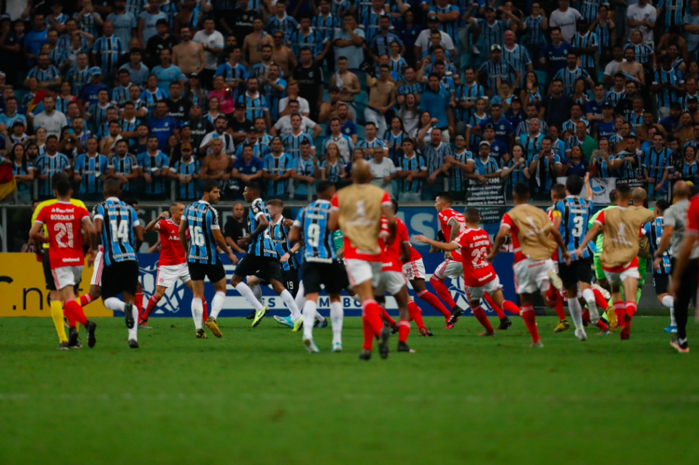 Tangana de Libertadores: en un final escandaloso, Gremio e Inter empataron 0-0 en la cancha y 4-4 en expulsados