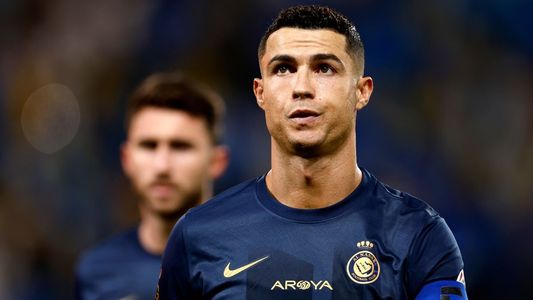 A Cristiano Ronaldo le gritaron Messi... Messi... y reaccionó con un polémico gesto