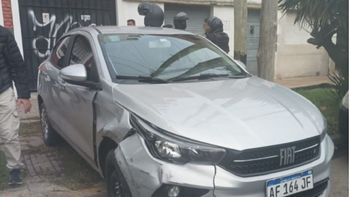 El auto asistido por la policía. Foto: 0221.com.ar El auto asistido por la policía. Foto: 0221.com.ar