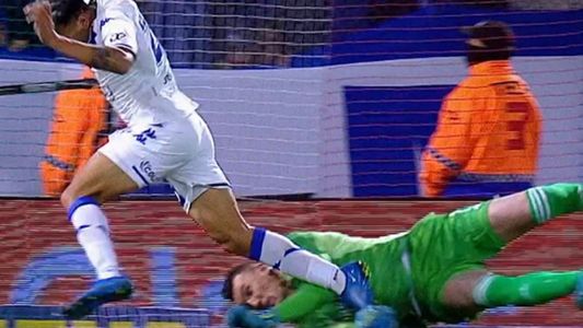 River y otra fuerte polémica con el VAR: el dudoso penal que Patricio Lousteau le cobró a Vélez