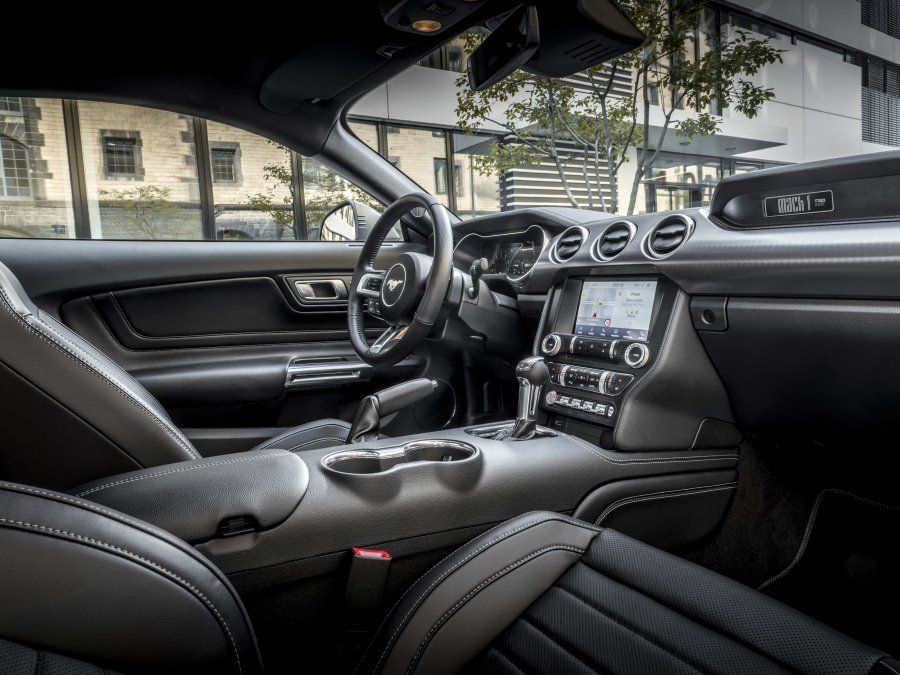 El interior del Mustang Mach 1 está inspirado en comandos de aviación. Además
