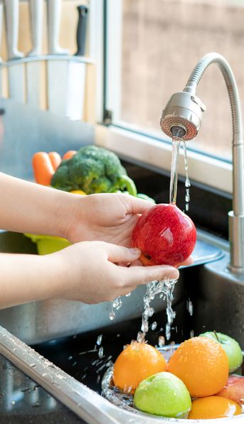 Limpieza correcta de frutas y verduras: el método que propone un médico