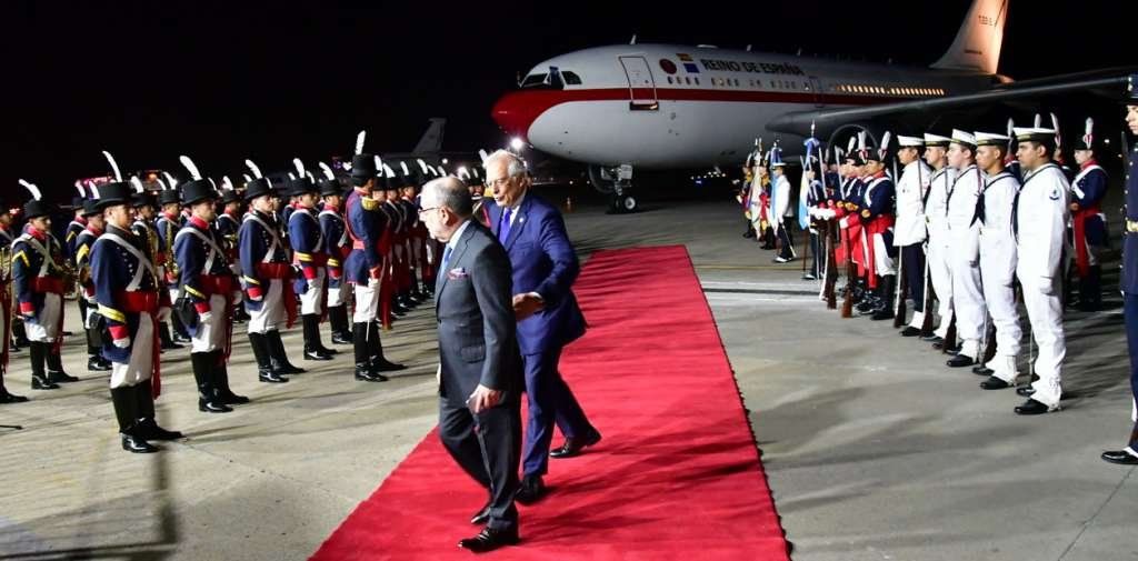 Los reyes de España tuvieron que esperar casi una hora porque no había una escalera para descender del avión