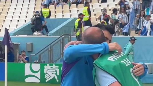 Mundial Qatar 2022: La emotiva historia detrás del abrazo entre Huevo Acuña y un fotógrafo en Lusail