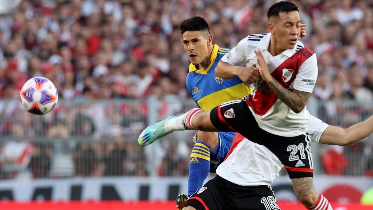 Roncaglia busca despejar durante el partido de este domingo entre Boca y River.