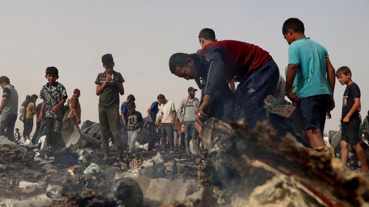 Civiles buscan restos de personas que murieron en el ataque de Israel a un campamento de refugiados (Foto: gentileza La Vanguardia).