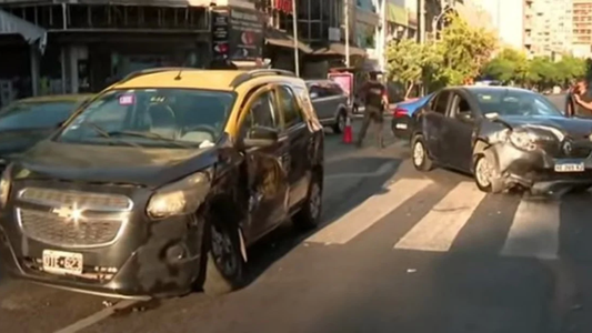 Balvanera: chocó alcoholizado, se durmió en el auto y su acompañante le pegó a un policía