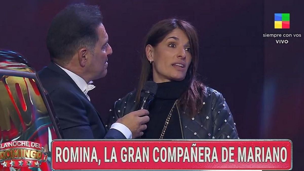 Mariano Iúdica junto a su mujer, Romina Propato, en el debut de La noche del domingo este 2022. 