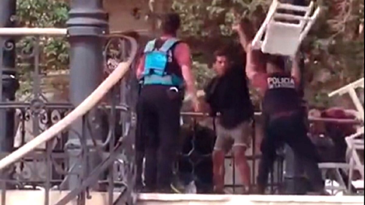 La policía redujo a un agresor a sillazos. (Foto: captura de video)