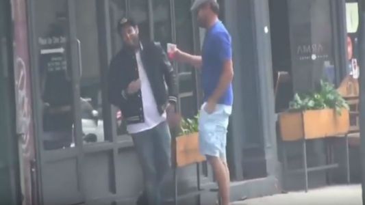 Leonardo di Caprio jodón con un amigo en la calle