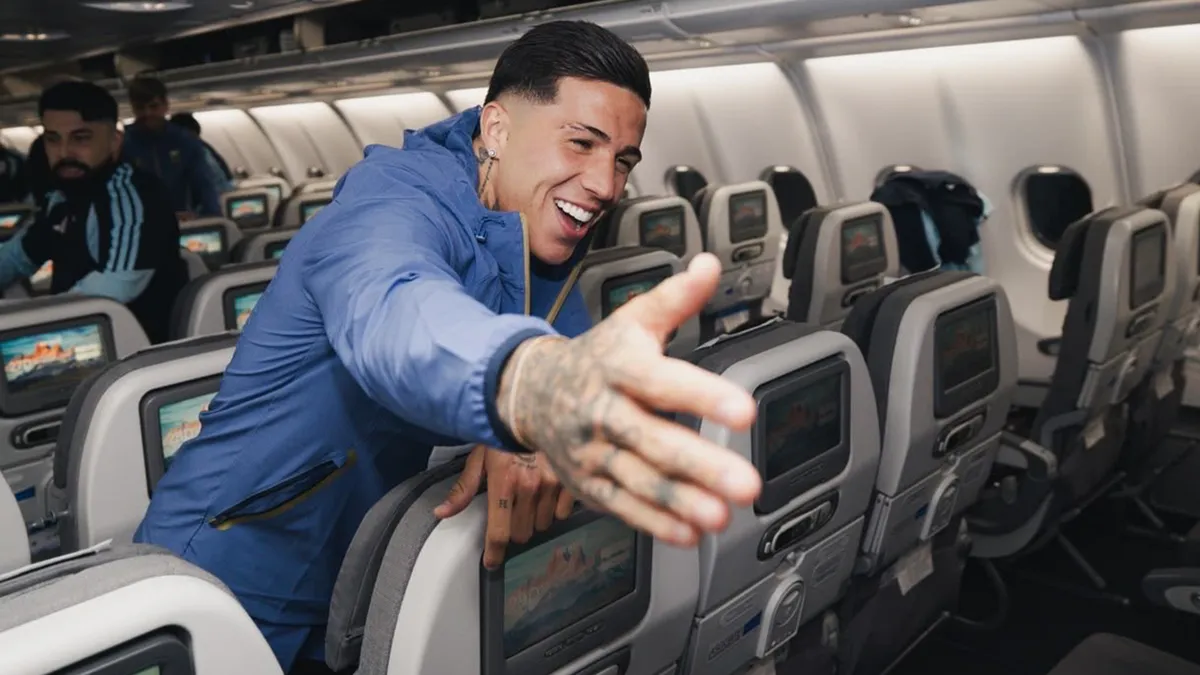 Enzo Fernández en el avión de la Selección argentina con destino a Kansas, Estados Unidos. 