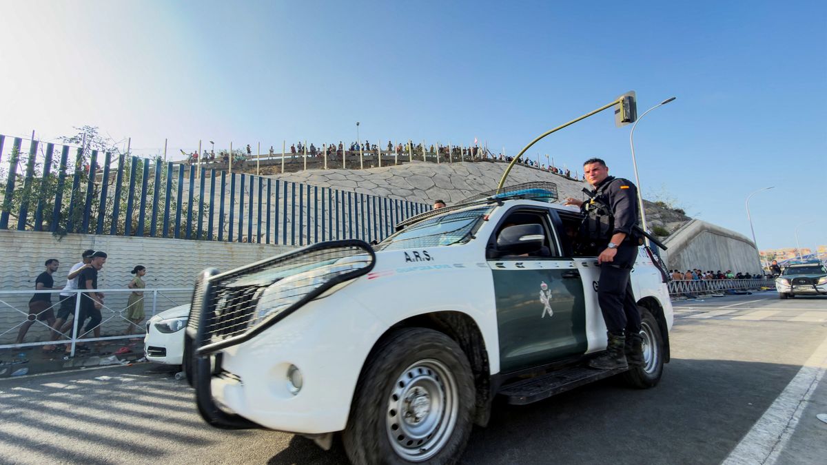 La llegada masiva desbord&oacute; a los efectivos de la Guardia Civil desplegados en la zona del rompeolas de la ciudad. (Foto: Reuters)