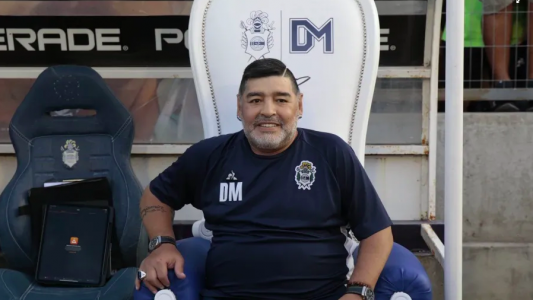 El trono de Diego: Maradona firmó y estrenó su sillón, que será subastado