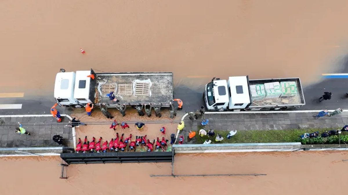 Grupos de emergencia tratan de restaurar una defensa que cedió y causó que se inundara una ruta (Foto: gentileza BBC).