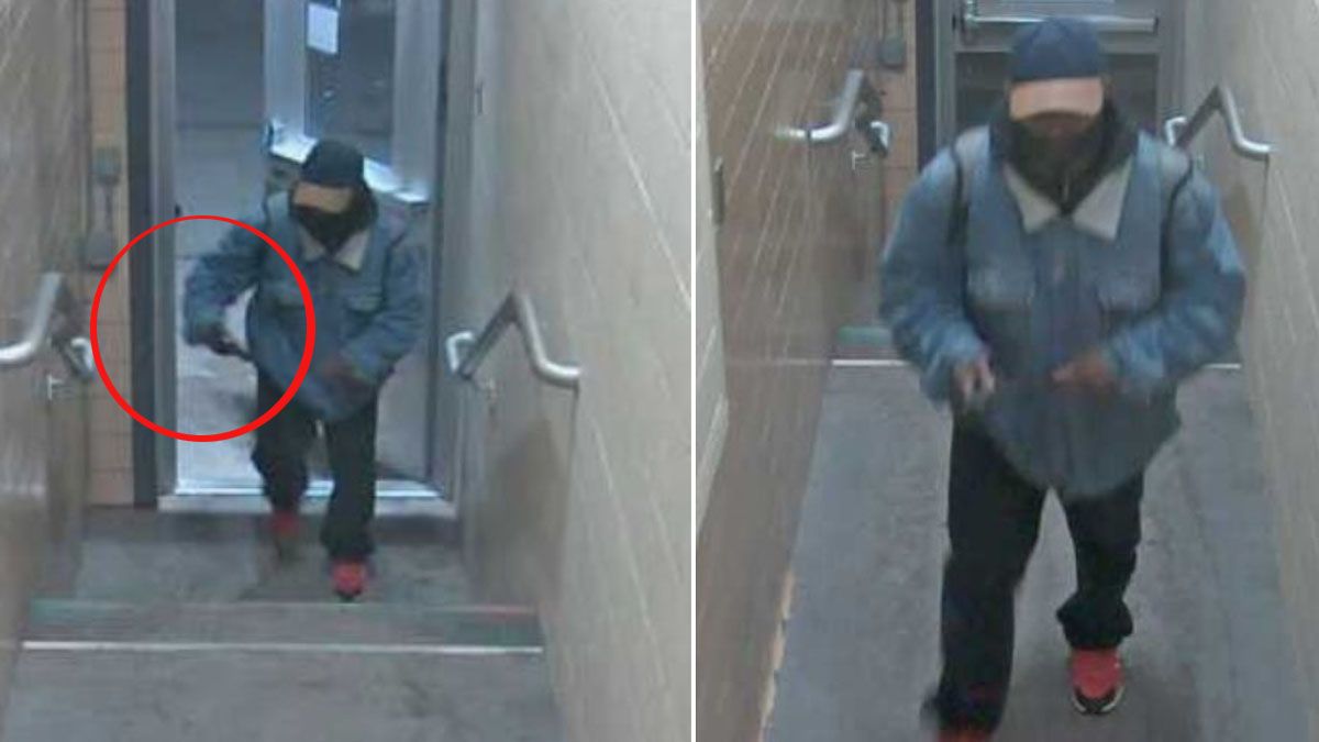 El asesino ingresa en la Universidad de Michigan. Totalmente cubierto para no ser identificado y con un arma en su mano derecha (Foto: Universidad de Michigan y policía local)