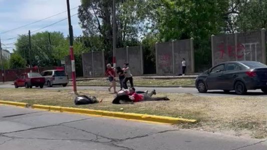 Salvaje pelea entre madres y alumnas a la salida de un colegio en La Plata