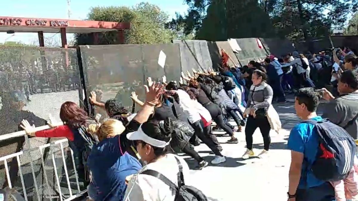 Docentes salteños se encontraron con valla en su protesta salarial. (Foto: La hora de Salta).