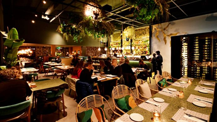 Atendían un restaurante, les llegó un mensaje desesperante y actuaron rápido: Por favor