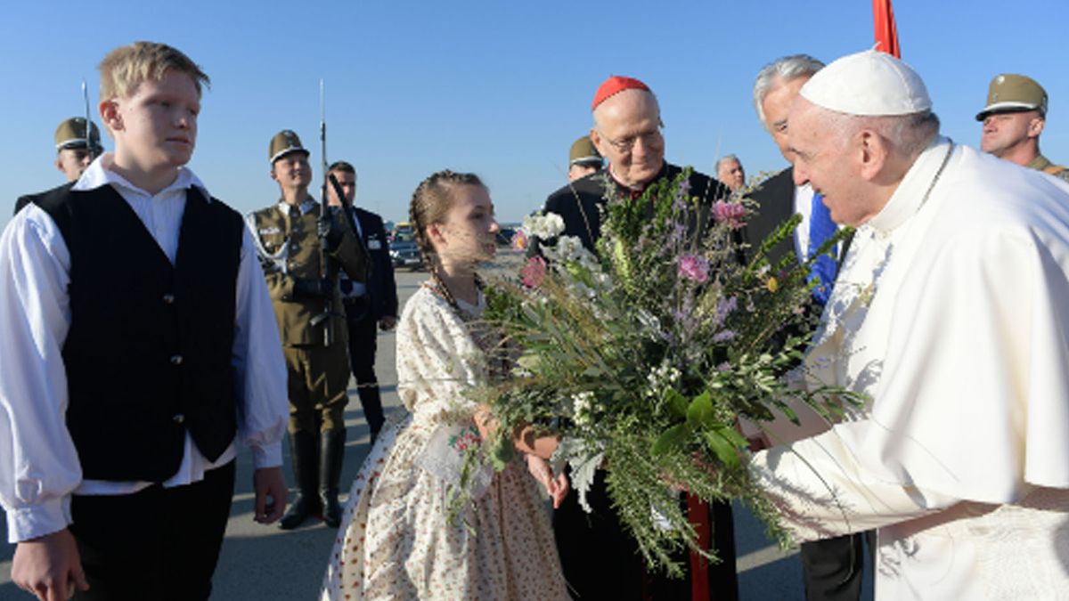 Francisco en Hungria en 2023. En segundo plano, el designado nuncio en la Argentina, monseñor Michael Wallace Banach. (Foto: Gentileza VaticanNews)