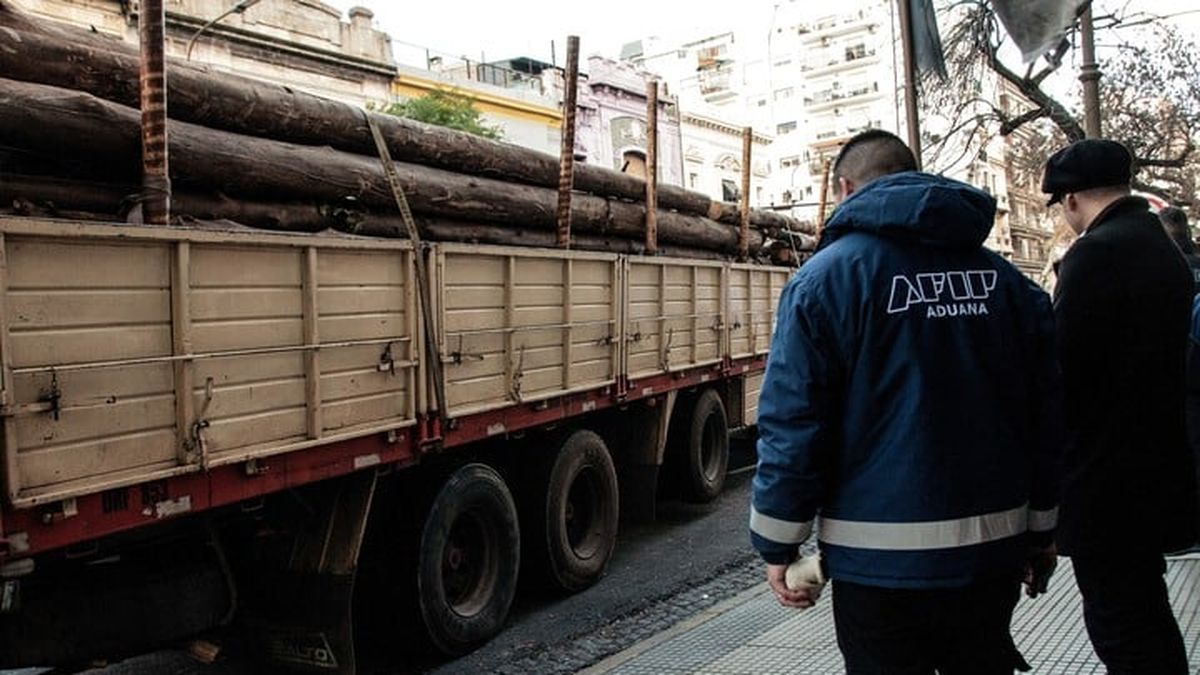 Misiones: secuestraron 1.700 kilos de marihuana escondidos en un camión que transportaba madera. (Aduana)