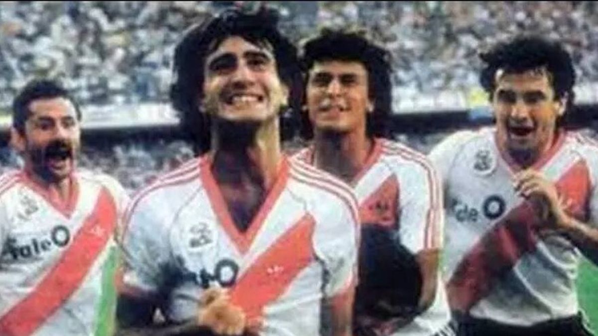 El festejo de gol de Norberto Alonso en la Bombonera, en un partido histórico. 