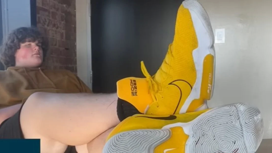 Tiene 14 años, mide 2 metros y calza 59: su familia pide ayuda