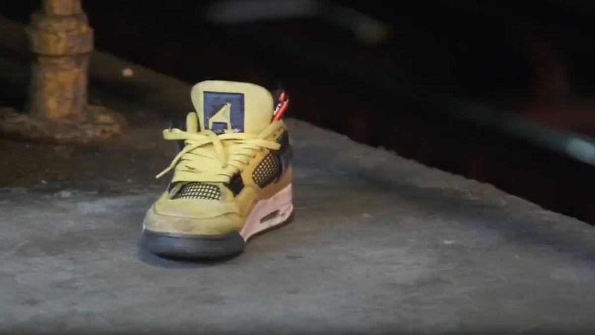 La zapatilla de uno de los adolescentes que murió al caer desde el techo de un subterráneo en movimiento. (Foto: Gentileza NYP)