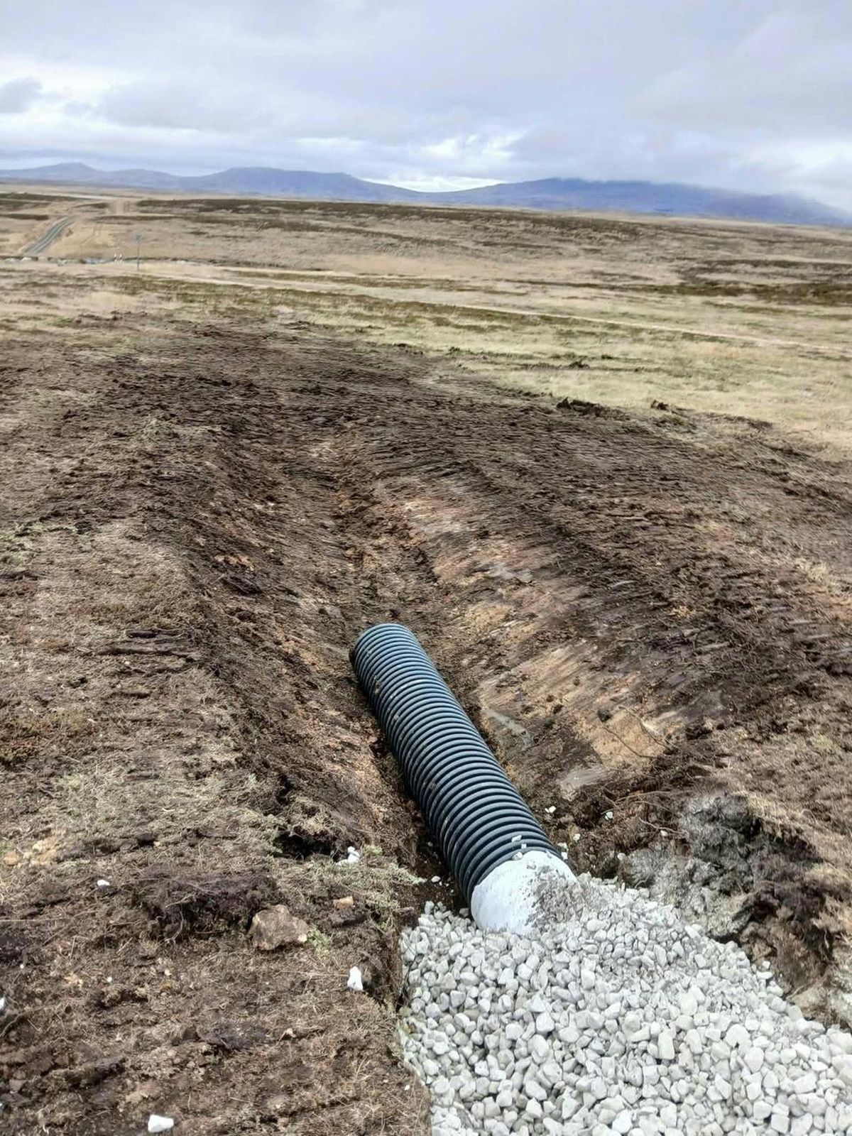 La empresa informó que también se encuentra en construcción un sistema de drenaje para evitar la acumulación de agua en las inmediaciones del monumento. (Foto: Aeropuertos Argentina)
