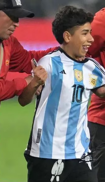 La furiosa reacción del arquero de Perú cuando un nene entró a la cancha para saludar a Messi
