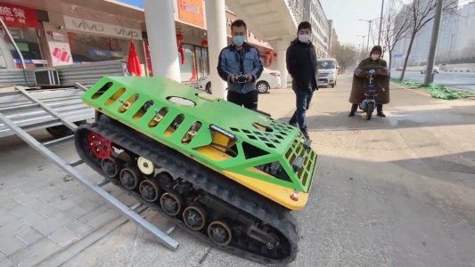 Así funcionan los mini tanques implementados por una ciudad China para combatir el coronavirus