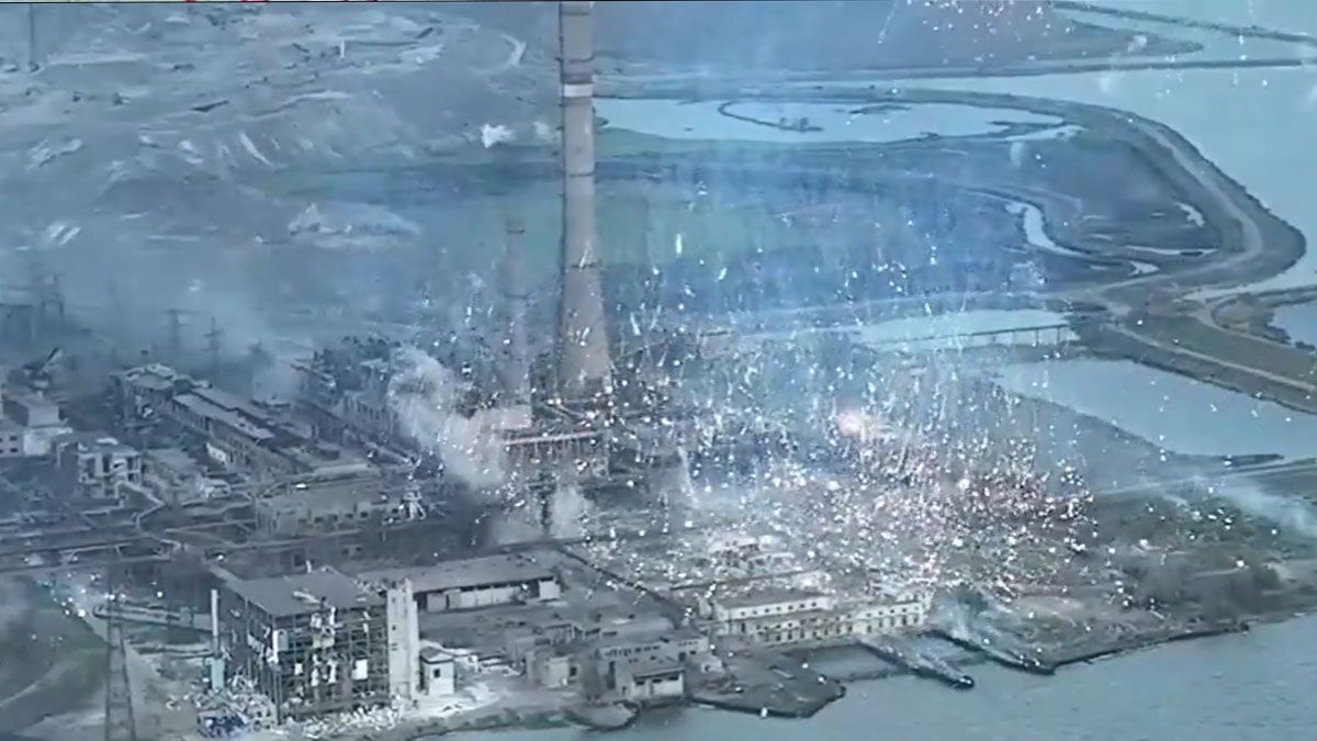 Imágen sobre la caída de bombas de fósforo sobre la acería de Azovstal en Mariupol. (Foto: Cuenta de Twitter)