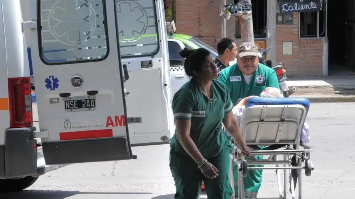 Alfonso Agüero camino al hospital tras consumir soda caústica. (Foto: gentileza El Liberal).